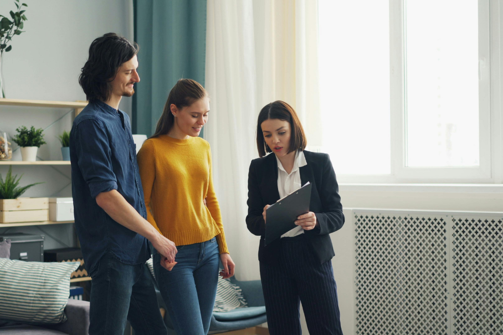 Kan man byta mäklare mitt i försäljningen? Allt du behöver veta
